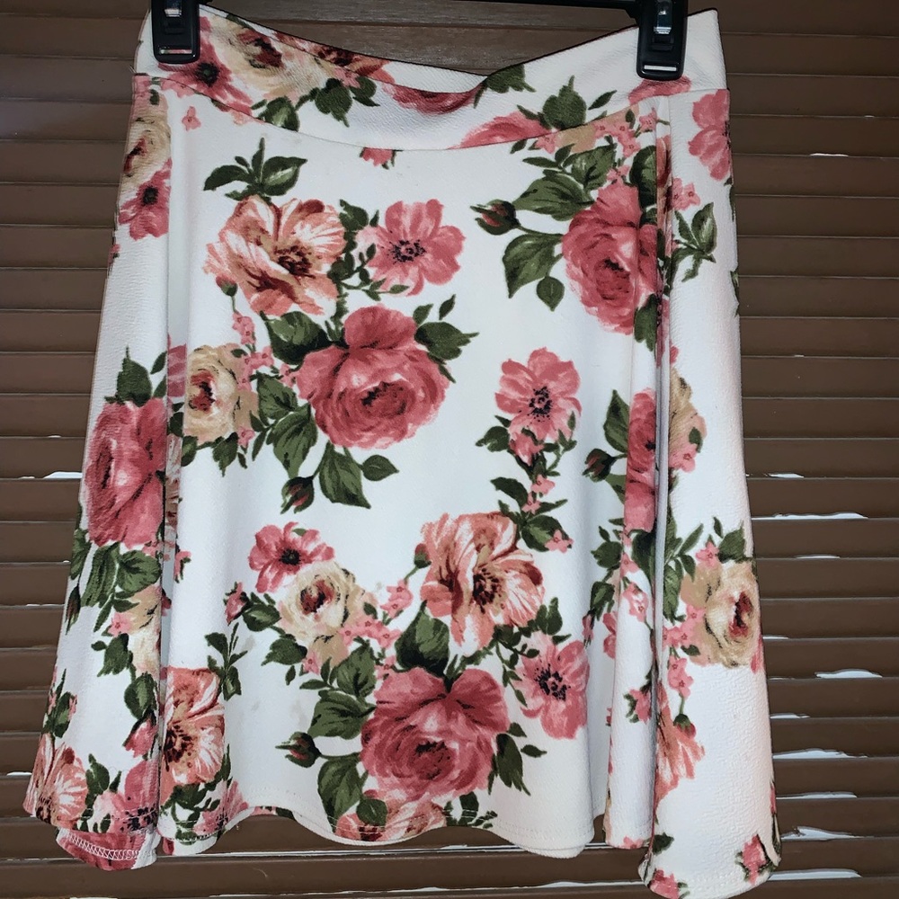 This skirt is ready to spring right on into spring!